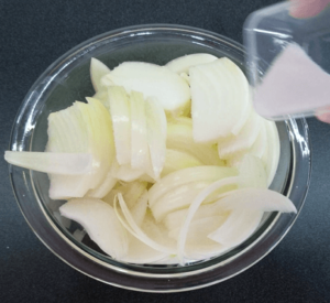 Seasoning onions for topping koshari