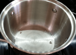 Heating oil for Egyptian kochari's lentils