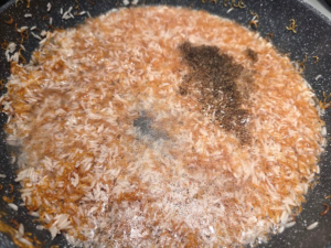 rice with vermicelli covered with water, salt, and black pepper