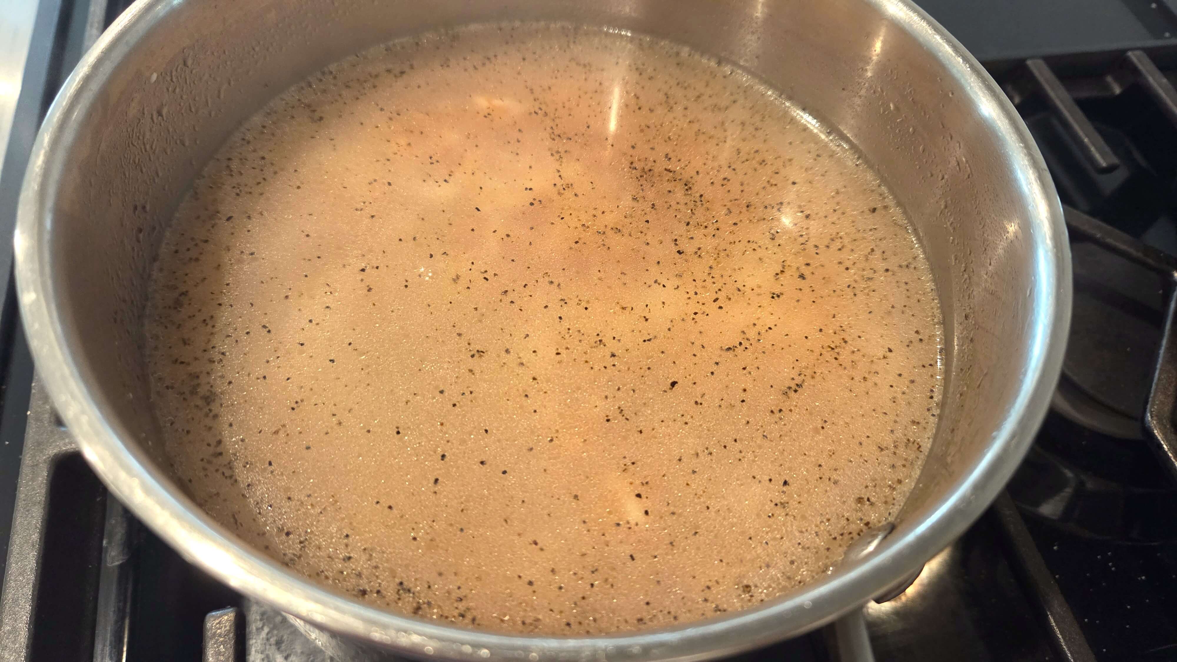 Poured water into the pot over the mixed rice and vermicelli noodles before bringing it to a boil.
