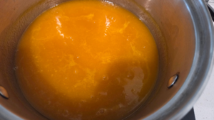 Blending qamar al din mixture until smooth for apricot pudding recipe