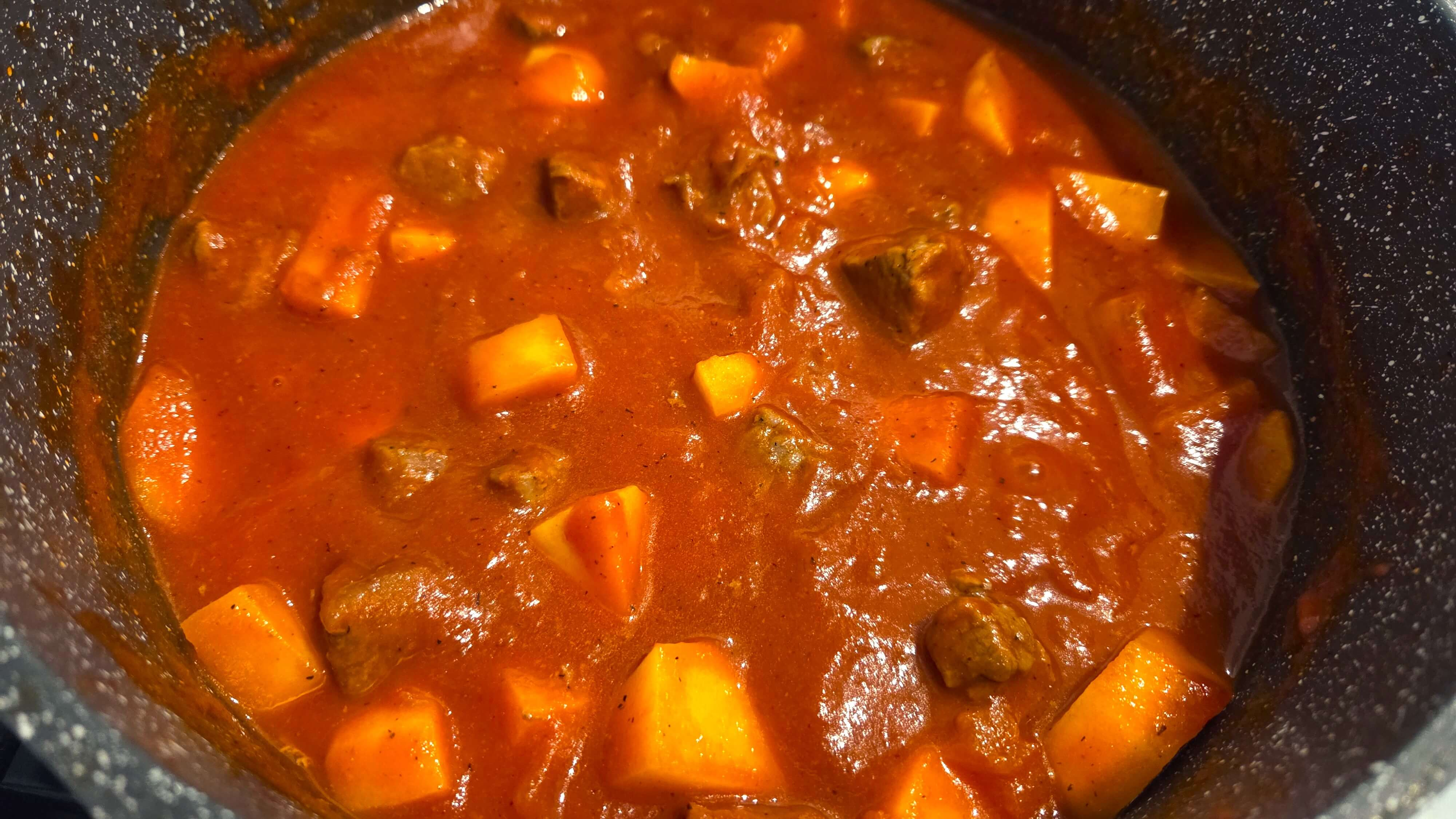 Simmering potatoes cubes for Egyptian bazella